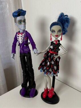 Monster High "Love's Not Dead" Ghoulia Yelps and Sloman "Slo Mo" Mortavitch